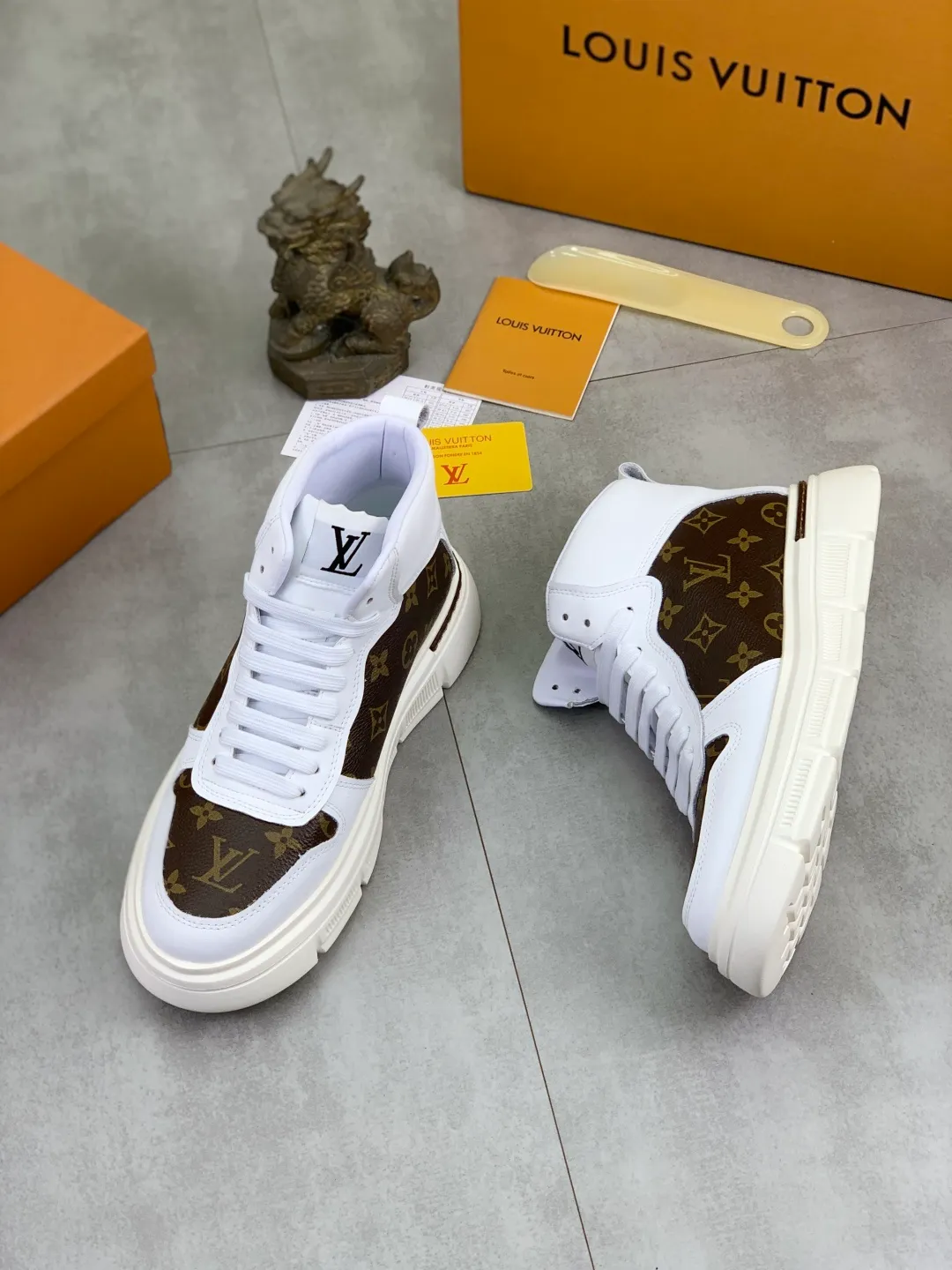 Men's shoes💰P420 💰[New model] (LV) The latest model from the official website🎁🎁Casual and fashionable men's shoes👟, hot style💥The version is simple and elegant, exclusive for trendy men. Unique official website latest brand elements 👑Gucci original decoration, fashionable and generous, the fabric is original frosted calfskin ✅Fully imported first-layer pigskin lining, the official website specifies wear-resistant, lightweight original rubber casual outsole, the classic model is taken in kind🎬38-44 2️⃣ colors available